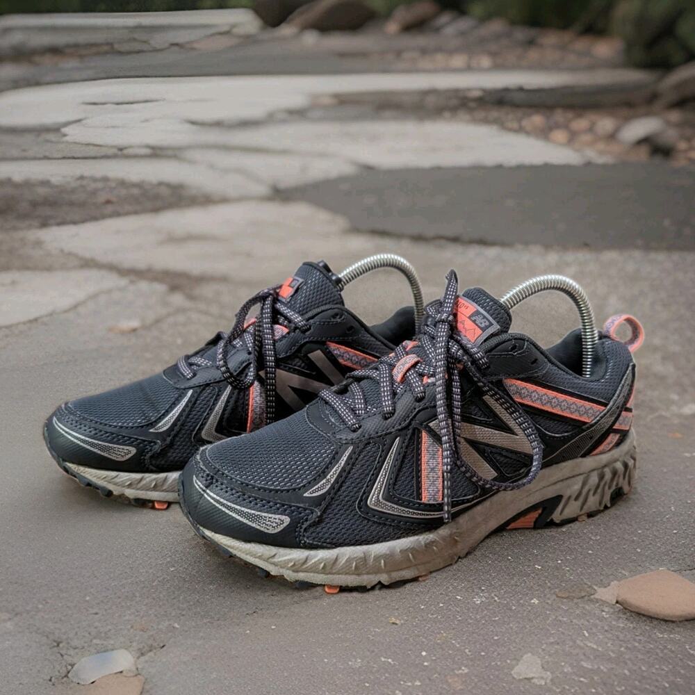 New Balance 410v5 WT410CT5 Women's Size 7.5 D Wide Trail Running Shoes Gray Pink